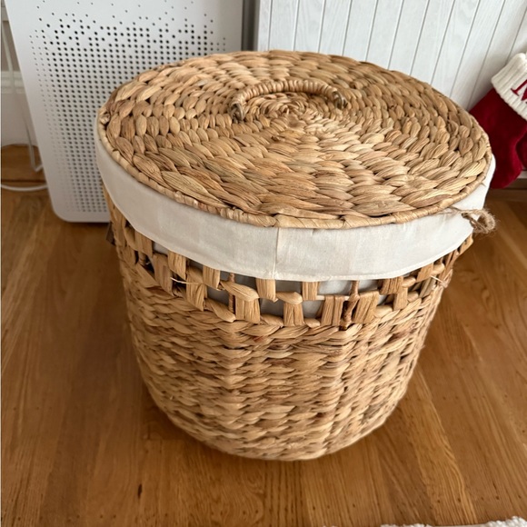 Woven Round laundry hamper open top and ricenut bottom with liner - Picture 2 of 3